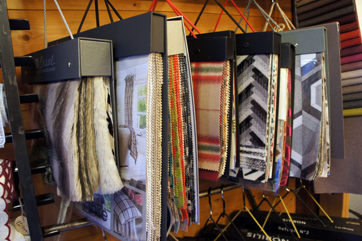 un gamme de tissus allant du chatoyant au couleurs pétante vous trouverez tout ce que vous voulez chez charlélie couture